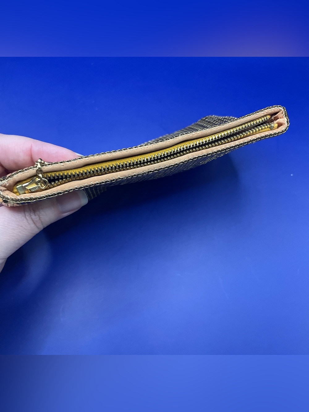 Vintage Gold Liquid Metal Mesh Zipper Pouch Evening oversized coin purse - Picture 3 of 11